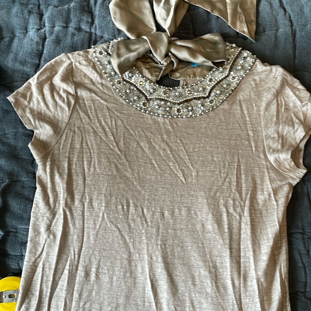 Fun, sparkly top
100% linen with silk bow